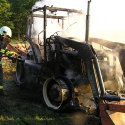 V Přešíně shořel ve středu večer traktor, škoda půl milionu