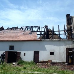 V Žihli hořela kotelna se stodolou, dům hasiči zachránili