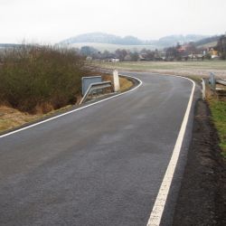 Muž vytahal desítky patníků mezi Tisovou a Trnovou