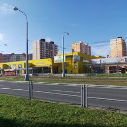 Muž se oběsil na okapu u supermarketu