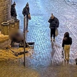 Na koloběžce po zledovatělém chodníku s 1,9‰ - to není dobrý nápad (video)