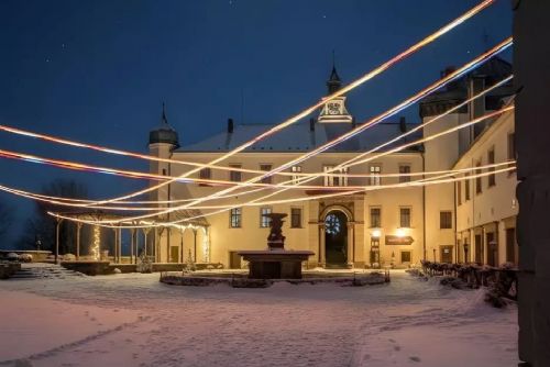 obrázek:Nádvoří zámku Zbiroh bude po celý únor patřit světlu