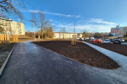 obrázek:Nová pěší trasa vnitroblokem propojuje školy a panelové domy