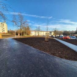 Nová pěší trasa vnitroblokem propojuje školy a panelové domy