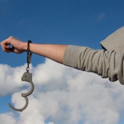 Opilý zloděj okradl seniorku v rokycanském bistru, dopaden na útěku