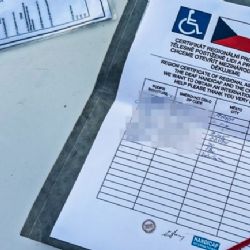 Podvodník okradl seniorku, předstíral sbírku pro neslyšící