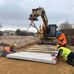 Těžký úraz v Žichlicích - na dělníka spadl betonový panel