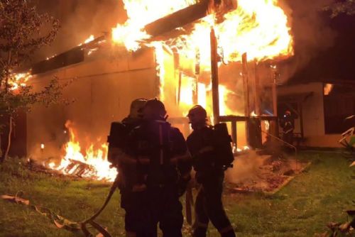 obrázek:U Hracholusek vyhořela chata, škoda 2 miliony