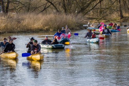 obrázek:Chotěšovský zmrzlík, večerníčkové sjeli tradičně Radbuzu v Chotěšově