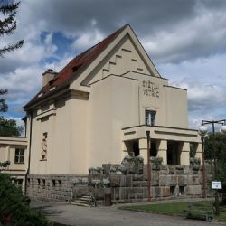 Zamčeni na hřbitově - Plzeň zkrátila otevírací dobu kvůli narkomanům