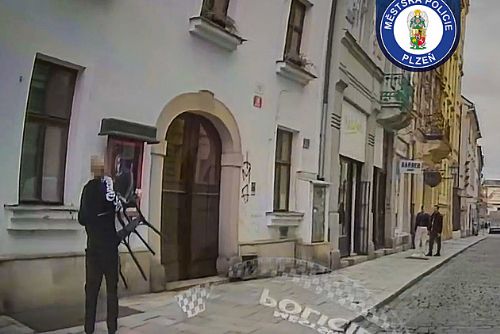 obrázek:Zamilovaná zlodějka ukradla křeslo jako dárek