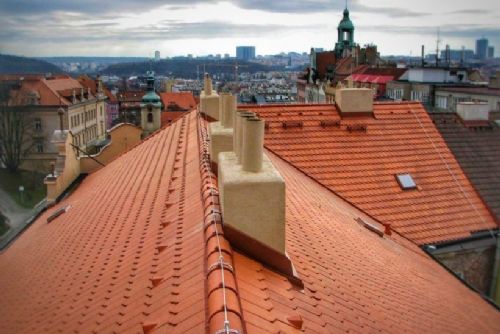 obrázek:Zamkl partnerku v bytě, při útěku spadla ze střechy. Soud muže zprostil viny