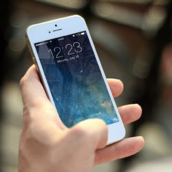 Žena z Plzně klikla na odkaz v SMS, přišla o 25 tisíc