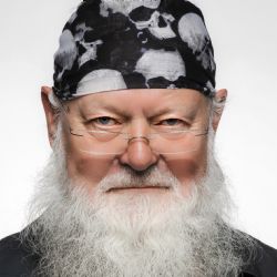 Peníze a salámy vyhozené z okna obytňáku