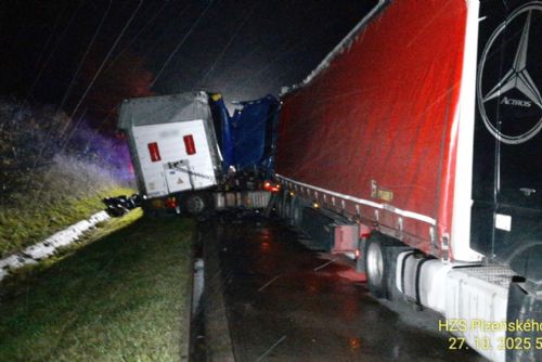 obrázek:Dramatická nehoda na D5 - tři kamiony v sobě a zásah vrtulníkem
