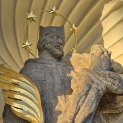 Kaplička na Karlovarské ulici září po rekonstrukci