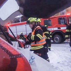 Na Plaské v Plzni našli v autě nehybnou ženu, která tam přespávala