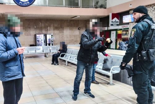 obrázek:Opilci si spletli plzeňské autobusové nádraží s nálevnou