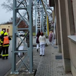 Pacient v Dobřanech vylezl na věž a odmítal slézt