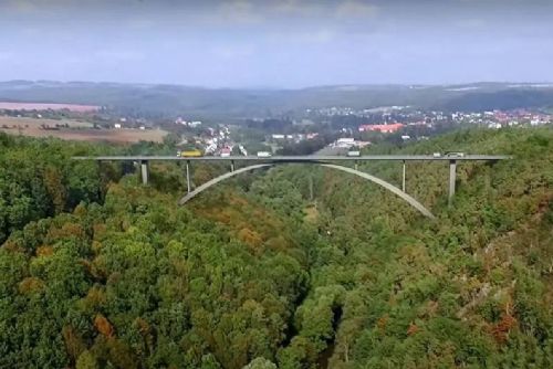 obrázek:Plasy staví nejvyšší most v ČR 87 metrů nad řekou Střelou