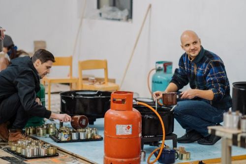 obrázek:Plzeňští skauti vyrábí z plechovek svíčky pro Ukrajinu, hoří dlouhé hodiny