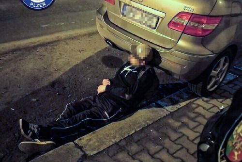 obrázek:Pod autem v Plzni našli opilce s 2,27‰