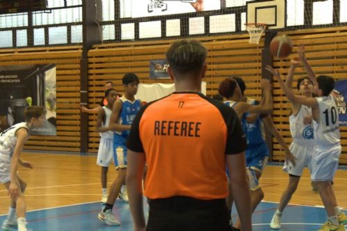 obrázek:První asijský tým mladých basketbalistů překonával mráz a sníh