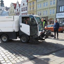 V minulém týdnu se strojně čistilo náměstí Republiky