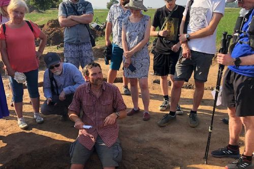 obrázek:Archeologové ZČU objevili pod horou Říp hrobku významné ženy z doby bronzové