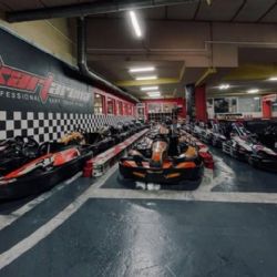 Bezdomovec propadl stropem motokárové dráhy v Plzni