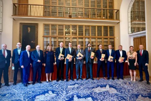 obrázek:Bronzová Randova medaile pro Viléma Knolla za zásluhy v právní vědě