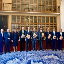 Bronzová Randova medaile pro Viléma Knolla za zásluhy v právní vědě