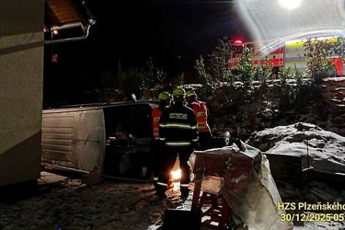 obrázek:Dodávka sjela ze svahu, skončila na boku tesně vedle domu