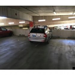 Mladý pár přespal v ukradené škodovce, ráno je dopadli policisté