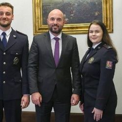 Hrdinský zásah policistů v Bukovci - zachránili ženu a psa z hořícího domu