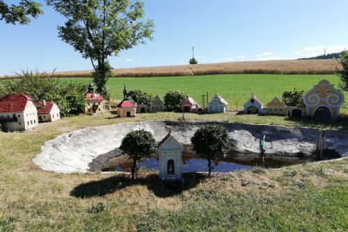 obrázek:Minináves v Plešovicích, vesnice pro skřítky od zedníka Bauera