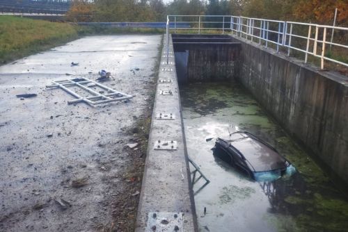 obrázek:Mladík na D5 skončil autem v nádrži, škoda 300 tisíc
