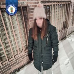 Na další promrzlou a pohřešovanou dívku upozornila kolemjdoucí