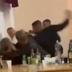 Násilná rvačka na romské zábavě ve Starém Plzenci - zraněný muž v bezvědomí