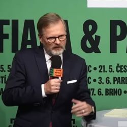 Premiér Fiala v Plzeni byl terčem nadávek, dva muži zadrženi