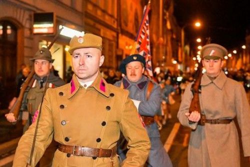 obrázek:Průvod světel okouzlil tisíce plzeňáků při oslavách vzniku Československa