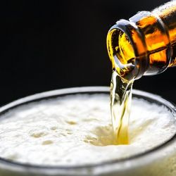 Opilec na Lochotíně vyhrožoval smrtí ženám i strážníkovi