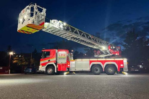 obrázek:Cizinec z Ukrajiny uvázl na střeše hotelu Gondola, hasiči ho sundali