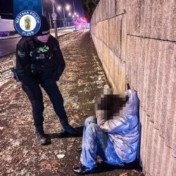 Policisté našli u zastávky pohřešovanou dívku, uplakanou a promrzlou